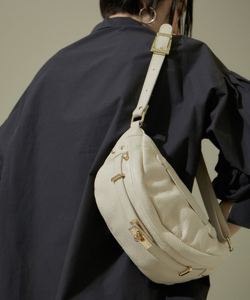 SALON adam et rope'（サロン アダム エ ロペ）の「[追加]【AULENTTI（オーレンティ）】ボディバッグ2（ボディバッグ/ウエストポーチ・レディース・ブラック/ベージュ系その他・FREE）」の2枚目の写真