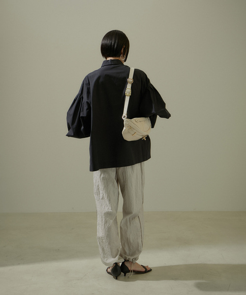 SALON adam et rope'（サロン アダム エ ロペ）の「[追加]【AULENTTI（オーレンティ）】ボディバッグ2（ボディバッグ/ウエストポーチ・レディース・ブラック/ベージュ系その他・FREE）」の5枚目の写真