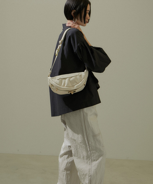 SALON adam et rope'（サロン アダム エ ロペ）の「[追加]【AULENTTI（オーレンティ）】ボディバッグ2（ボディバッグ/ウエストポーチ・レディース・ブラック/ベージュ系その他・FREE）」の6枚目の写真