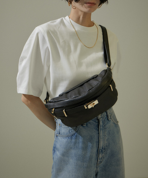 SALON adam et rope'（サロン アダム エ ロペ）の「[追加]【AULENTTI（オーレンティ）】ボディバッグ2（ボディバッグ/ウエストポーチ・レディース・ブラック/ベージュ系その他・FREE）」の7枚目の写真