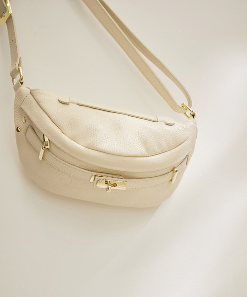 SALON adam et rope'（サロン アダム エ ロペ）の「[追加]【AULENTTI（オーレンティ）】ボディバッグ2（ボディバッグ/ウエストポーチ・レディース・ブラック/ベージュ系その他・FREE）」の11枚目の写真