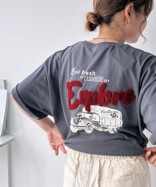 AS KNOW AS plus(アズノゥアズプラス)の「◎車バックプリント サガラ刺繍ロゴ ゆったりオーバーサイズ半袖Tシャツ(Tシャツ/カットソー・レディース・ピンク/キナリ/スミクロ/アイボリー系/ブラック系/ピンク系/ベージュ系1/ピンク系1/ブラック系1・FREE)」の4枚目の写真