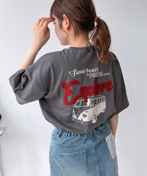 AS KNOW AS plus(アズノゥアズプラス)の「◎車バックプリント サガラ刺繍ロゴ ゆったりオーバーサイズ半袖Tシャツ(Tシャツ/カットソー・レディース・ピンク/キナリ/スミクロ/アイボリー系/ブラック系/ピンク系/ベージュ系1/ピンク系1/ブラック系1・FREE)」の3枚目の写真