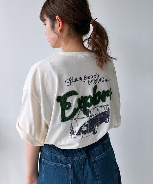 AS KNOW AS plus(アズノゥアズプラス)の「◎車バックプリント サガラ刺繍ロゴ ゆったりオーバーサイズ半袖Tシャツ(Tシャツ/カットソー・レディース・ピンク/キナリ/スミクロ/アイボリー系/ブラック系/ピンク系/ベージュ系1/ピンク系1/ブラック系1・FREE)」の2枚目の写真