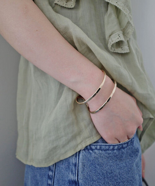SLOBE IENA（スローブイエナ）の「SLOBE カフバングル（バングル/リストバンド・レディース・ゴールド・FREE）」の2枚目の写真