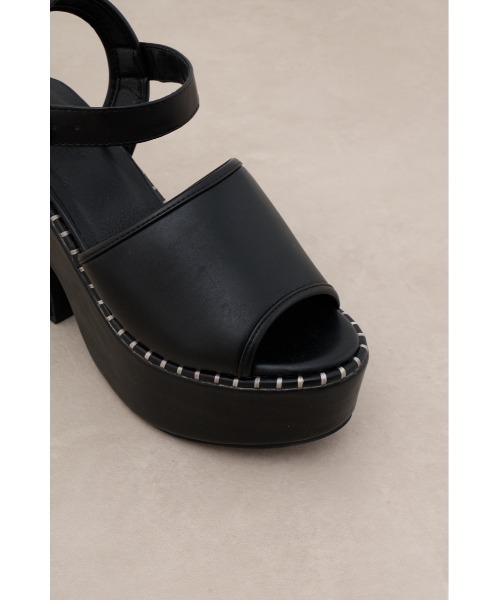 AZUL by moussy(アズールバイマウジー)の「リムステッチプラットフォームサンダル(サンダル・レディース・クリア/ブラック・MEDIUM/LL/LARGE/SMALL)」の9枚目の写真