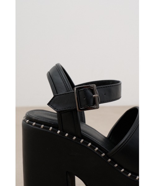 AZUL by moussy(アズールバイマウジー)の「リムステッチプラットフォームサンダル(サンダル・レディース・クリア/ブラック・MEDIUM/LL/LARGE/SMALL)」の10枚目の写真