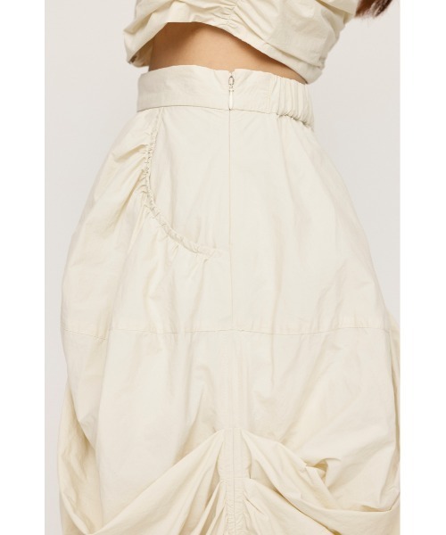 SLY（スライ）の「FLOWING DRAPE 3D SK フローイング ドレープ スリーディ スカート / セットアップ可（スカート・レディース・アイボリー/ブラック・1/2）」の13枚目の写真