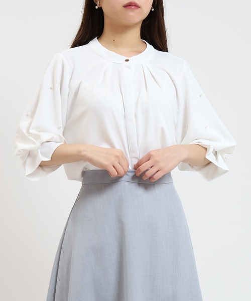 ASTORIA ODIER(アストリアオディール)の「ボリュームスリーブパール装飾ブラウス(シャツ/ブラウス・レディース・サックスブルー/ベージュ/ホワイト・MEDIUM)」の6枚目の写真