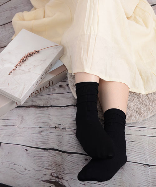 TONE SELECT GOODS（トーンセレクトグッズ）の「【float】《推し活/推しカラー/メンカラ》くしゅくしゅ 単色リブ クルー丈ソックス【25色展開】（ソックス/靴下・レディース・ブラック/ホワイト/カーキ/オフホワイト/ベージュ/パープル/ブルー/アッシュブラウン/イエロー/ヘザーグレー/ワインレッド/ラベンダー/ミント/マスタード/グリーン/ブルーグリーン/ライトイエロー/ベビーピンク/チャコール/バイオレット/コーラルピンク/チェリーピンク/テラコッタ/アーミー/モスグリーン・FREE）」の2枚目の写真