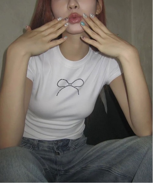 BARELY BLUE(ベアリーブルー)の「【 BARELY BLUE / ベアリーブルー 】 クロップド ミニ リボン ダイヤ Tシャツ / 半袖(Tシャツ/カットソー・レディース・ホワイト/ブラック・S/M/L)」の1枚目の写真