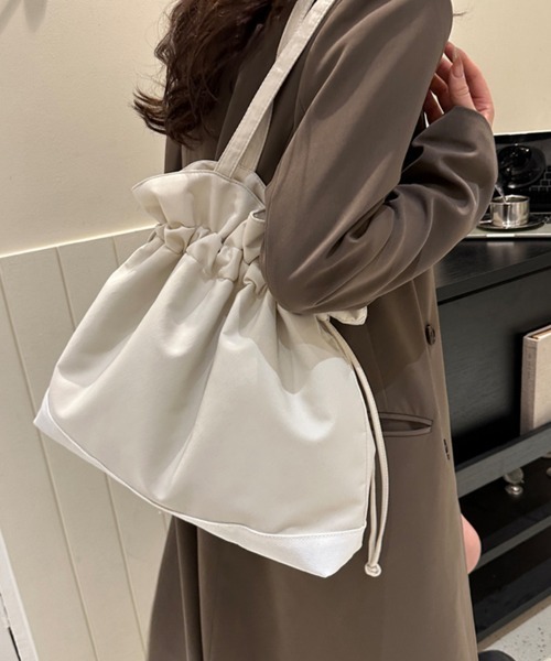 SEN TOKYO(セントーキョー)の「大容量で使い回し◎巾着ショルダーバック(ショルダーバッグ・レディース・ホワイト/ブラック・FREE)」の8枚目の写真
