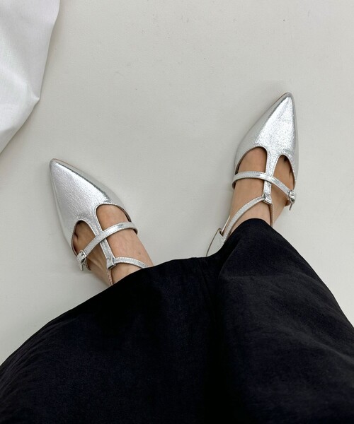 fredy emue(フレディエミュ)の「ポインテッドストラップシューズ(パンプス・レディース・シルバー・L/M/S)」の1枚目の写真