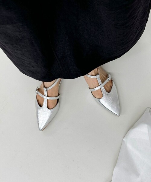fredy emue(フレディエミュ)の「ポインテッドストラップシューズ(パンプス・レディース・シルバー・L/M/S)」の2枚目の写真