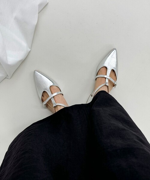 fredy emue(フレディエミュ)の「ポインテッドストラップシューズ(パンプス・レディース・シルバー・L/M/S)」の3枚目の写真
