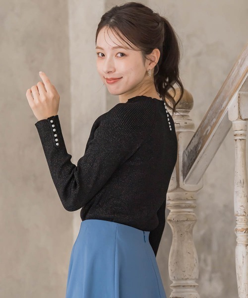 QUEENS COURT(クイーンズコート)の「袖口パールラメリブニット≪手洗い可能≫(ニット/セーター・レディース・ホワイト/ピンク/ブラウン/ライトグレー/ブラック/ブルー・M)」の2枚目の写真