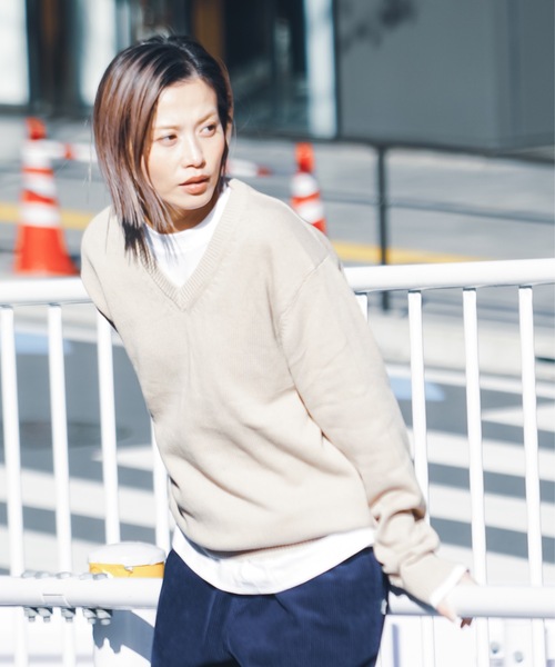 TETE（テット）の「【TETE SELECTION】［オンオフどちらのスタイルでも使える］スタンダードサイジングベーシックデザインコットンVネックニットセーター（ニット/セーター・メンズ・ベージュ/ネイビー/グレー/ブラック・MEDIUM/LARGE/X-LARGE）」の3枚目の写真