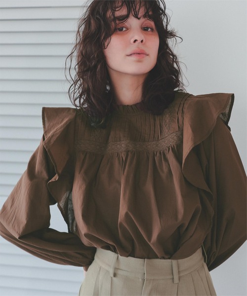 titivate(ティティベイト)の「ピンタックデザインフリルブラウス(シャツ/ブラウス・レディース・ブラック/ブラウン/オフホワイト/ブルー・L/M/S)」の3枚目の写真