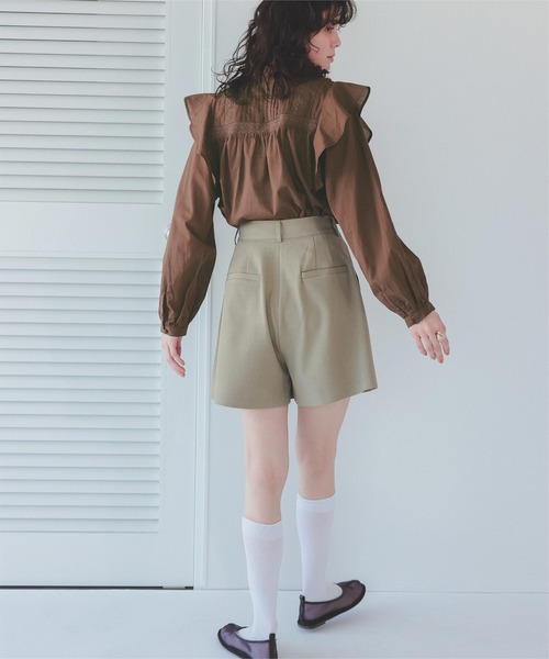titivate(ティティベイト)の「ピンタックデザインフリルブラウス(シャツ/ブラウス・レディース・ブラック/ブラウン/オフホワイト/ブルー・L/M/S)」の12枚目の写真