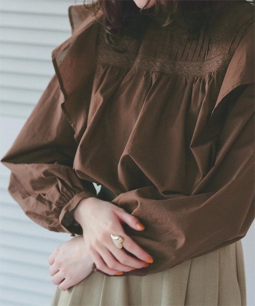 titivate(ティティベイト)の「ピンタックデザインフリルブラウス(シャツ/ブラウス・レディース・ブラック/ブラウン/オフホワイト/ブルー・L/M/S)」の13枚目の写真