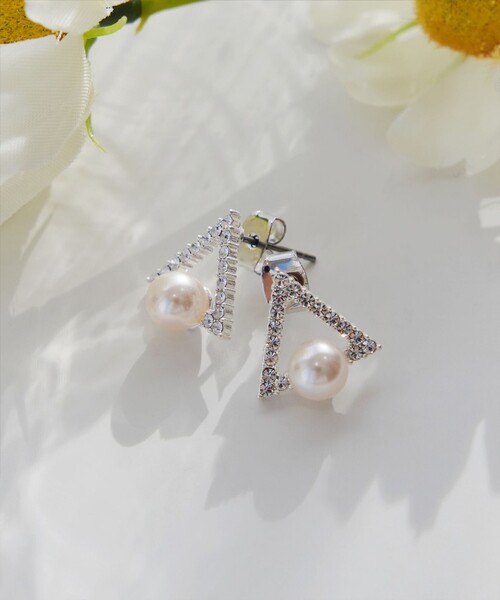 Tiaclasse(ティアクラッセ)の「【金属アレルギー対応】トライアングルパールピアス(ピアス(両耳用)・レディース・ゴールド/シルバー・FREE)」の2枚目の写真