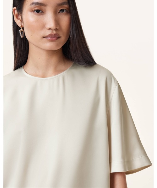 ALLSAINTS（オールセインツ）の「AMELIE SATIN RELAXED FIT T-SHIRT | AMELIE サテン リラックス フィット Tシャツ（Tシャツ/カットソー・レディース・ホワイト・6/4/8/10）」の3枚目の写真