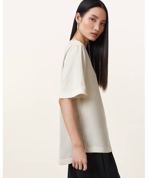 ALLSAINTS（オールセインツ）の「AMELIE SATIN RELAXED FIT T-SHIRT | AMELIE サテン リラックス フィット Tシャツ（Tシャツ/カットソー・レディース・ホワイト・6/4/8/10）」の4枚目の写真