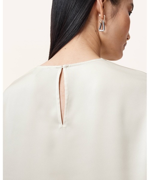 ALLSAINTS（オールセインツ）の「AMELIE SATIN RELAXED FIT T-SHIRT | AMELIE サテン リラックス フィット Tシャツ（Tシャツ/カットソー・レディース・ホワイト・6/4/8/10）」の6枚目の写真