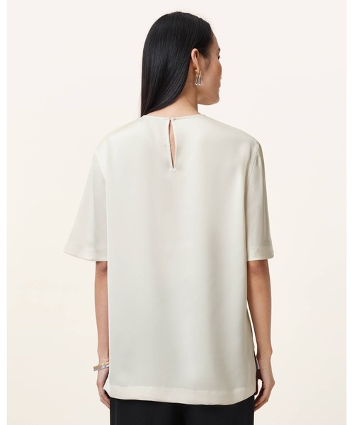 ALLSAINTS（オールセインツ）の「AMELIE SATIN RELAXED FIT T-SHIRT | AMELIE サテン リラックス フィット Tシャツ（Tシャツ/カットソー・レディース・ホワイト・6/4/8/10）」の7枚目の写真