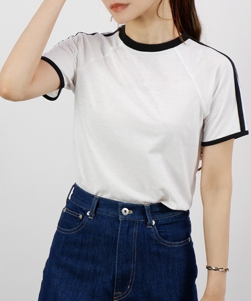 CLOTHY(クロシィ)の「【大人も着やすいスポーティトップス♪】配色ラインパイピングT(Tシャツ/カットソー・レディース・アイボリー/ブラック/チャコールグレー/オフホワイト・LARGE/MEDIUM)」の2枚目の写真