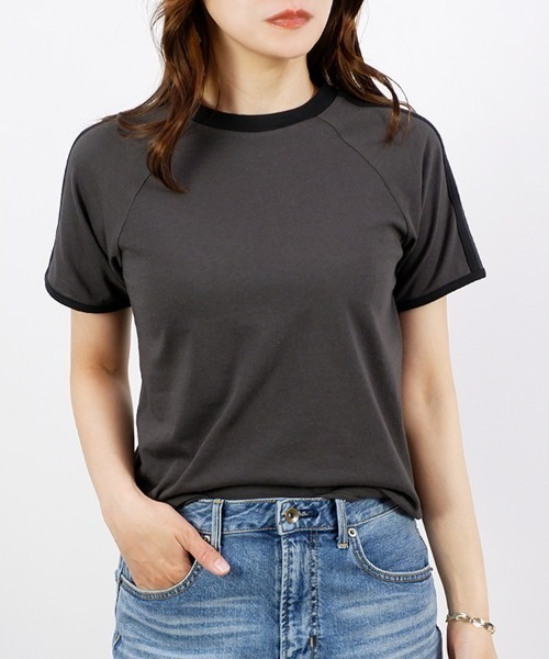 CLOTHY(クロシィ)の「【大人も着やすいスポーティトップス♪】配色ラインパイピングT(Tシャツ/カットソー・レディース・アイボリー/ブラック/チャコールグレー/オフホワイト・LARGE/MEDIUM)」の4枚目の写真