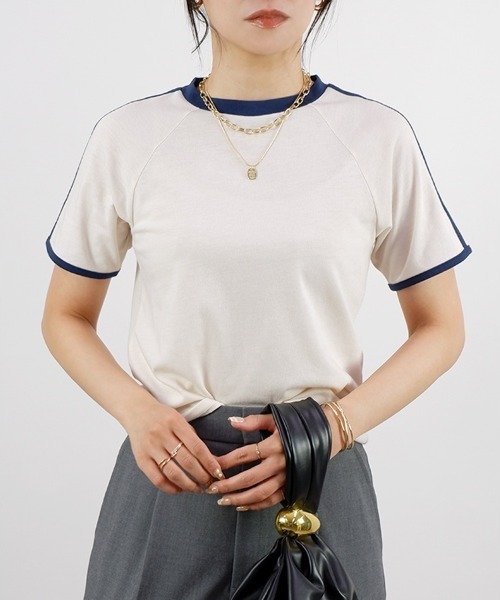 CLOTHY(クロシィ)の「【大人も着やすいスポーティトップス♪】配色ラインパイピングT(Tシャツ/カットソー・レディース・アイボリー/ブラック/チャコールグレー/オフホワイト・LARGE/MEDIUM)」の1枚目の写真