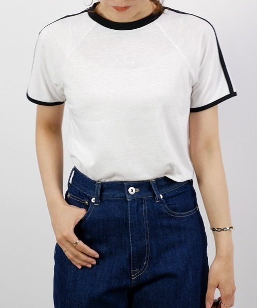 CLOTHY(クロシィ)の「【大人も着やすいスポーティトップス♪】配色ラインパイピングT(Tシャツ/カットソー・レディース・アイボリー/ブラック/チャコールグレー/オフホワイト・LARGE/MEDIUM)」の21枚目の写真