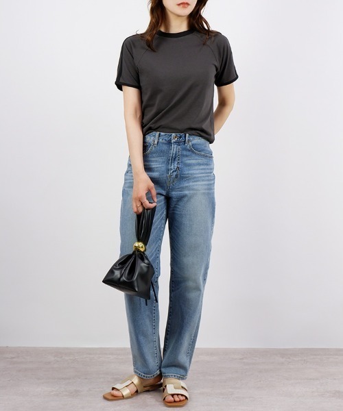 CLOTHY(クロシィ)の「【大人も着やすいスポーティトップス♪】配色ラインパイピングT(Tシャツ/カットソー・レディース・アイボリー/ブラック/チャコールグレー/オフホワイト・LARGE/MEDIUM)」の6枚目の写真