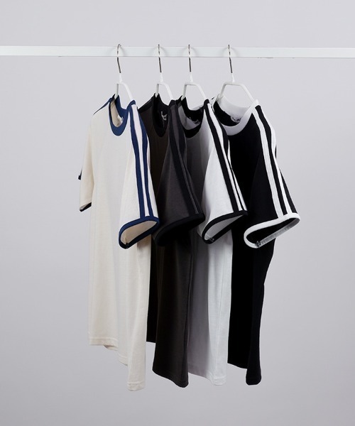 CLOTHY(クロシィ)の「【大人も着やすいスポーティトップス♪】配色ラインパイピングT(Tシャツ/カットソー・レディース・アイボリー/ブラック/チャコールグレー/オフホワイト・LARGE/MEDIUM)」の16枚目の写真