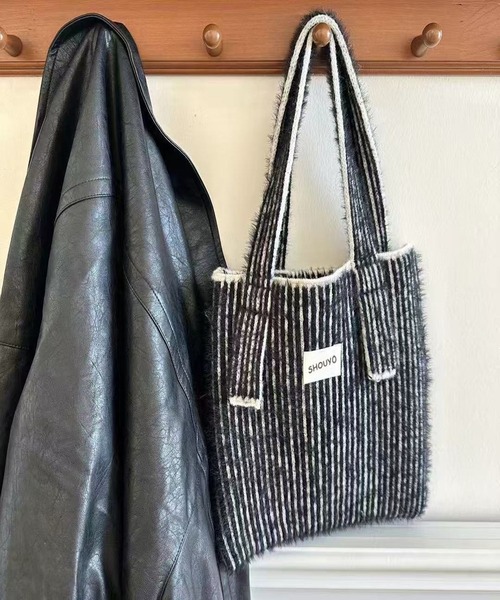 SHOUYO(ショウヨウ)の「3色展開|軽やかシャギー素材の配色トートバッグ(トートバッグ・レディース・ブラック/ブルー/ブラウン・F)」の2枚目の写真