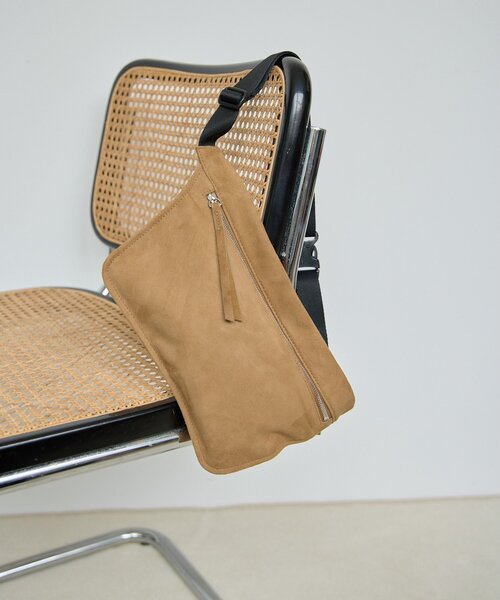 Whim Gazette(ウィムガゼット)の「【Hoaw.】レザーウエストポーチ(ボディバッグ/ウエストポーチ・レディース・ブラック/キャメル・FREE)」の1枚目の写真