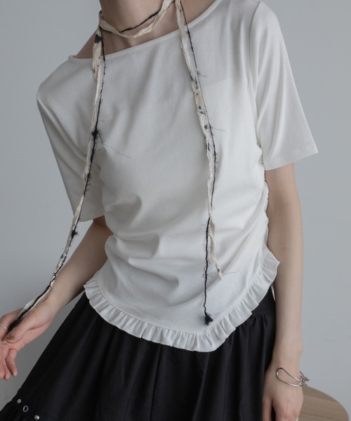 VACANCY(ヴァカンシー)の「アシンメトリーフリルヘムトップス(Tシャツ/カットソー・レディース・ホワイト/レッド/ブラック・FREE)」の1枚目の写真