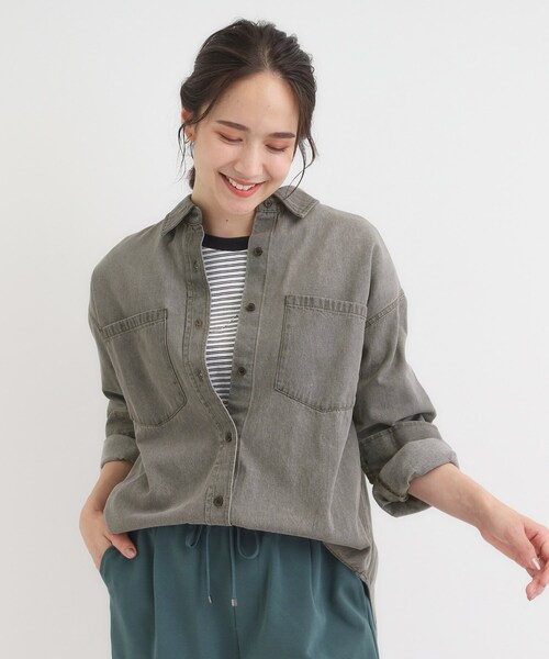 SHOO・LA・RUE(シューラルー)の「【S-LL】大人のカジュアルコーデに こなれデニムシャツ(シャツ/ブラウス・レディース・ブルー/チャコールグレー/ネイビー・02/01/04/03)」の18枚目の写真