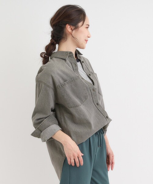 SHOO・LA・RUE(シューラルー)の「【S-LL】大人のカジュアルコーデに こなれデニムシャツ(シャツ/ブラウス・レディース・ブルー/チャコールグレー/ネイビー・02/01/04/03)」の19枚目の写真