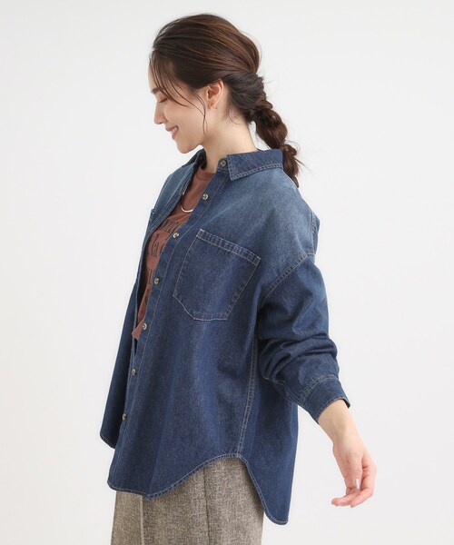 SHOO・LA・RUE(シューラルー)の「【S-LL】大人のカジュアルコーデに こなれデニムシャツ(シャツ/ブラウス・レディース・ブルー/チャコールグレー/ネイビー・02/01/04/03)」の4枚目の写真