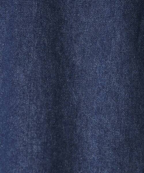 SHOO・LA・RUE(シューラルー)の「【S-LL】大人のカジュアルコーデに こなれデニムシャツ(シャツ/ブラウス・レディース・ブルー/チャコールグレー/ネイビー・02/01/04/03)」の6枚目の写真