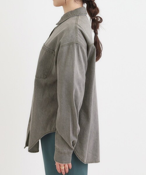 SHOO・LA・RUE(シューラルー)の「【S-LL】大人のカジュアルコーデに こなれデニムシャツ(シャツ/ブラウス・レディース・ブルー/チャコールグレー/ネイビー・02/01/04/03)」の8枚目の写真