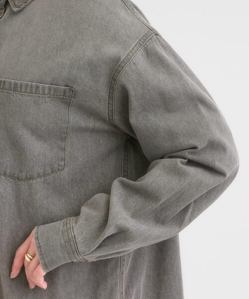 SHOO・LA・RUE(シューラルー)の「【S-LL】大人のカジュアルコーデに こなれデニムシャツ(シャツ/ブラウス・レディース・ブルー/チャコールグレー/ネイビー・02/01/04/03)」の12枚目の写真