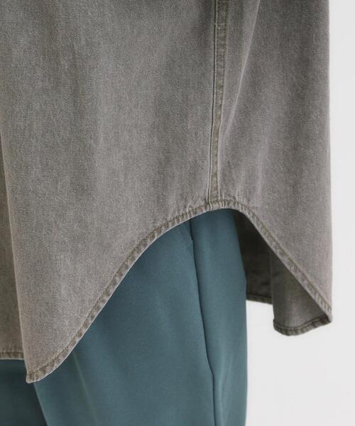 SHOO・LA・RUE(シューラルー)の「【S-LL】大人のカジュアルコーデに こなれデニムシャツ(シャツ/ブラウス・レディース・ブルー/チャコールグレー/ネイビー・02/01/04/03)」の13枚目の写真