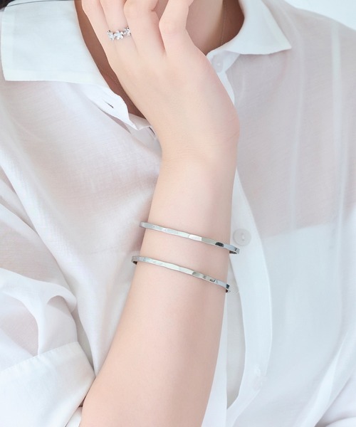 Phoebe（フィービィー）の「【金属アレルギー対応】2ラインテクスチャーワイドカフバングル/ニッケルフリー（バングル/リストバンド・レディース・イエローゴールド/シルバー・FREE）」の2枚目の写真