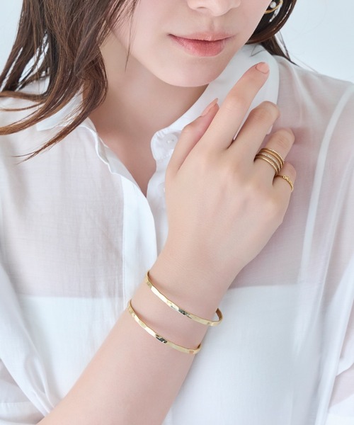 Phoebe（フィービィー）の「【金属アレルギー対応】2ラインテクスチャーワイドカフバングル/ニッケルフリー（バングル/リストバンド・レディース・イエローゴールド/シルバー・FREE）」の3枚目の写真
