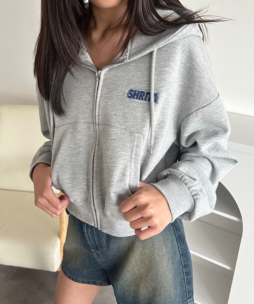 グレーのフルジップパーカー、刺繍のSロゴ付き セール】刺繍ロゴショートジップパーカー（パーカー）｜shrita