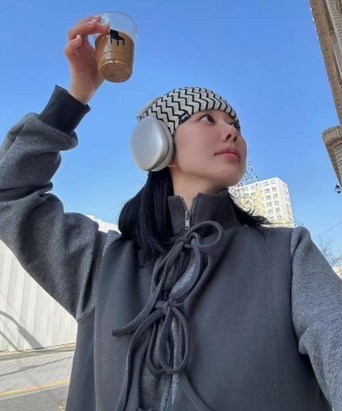 Achic(アシック)の「裏起毛あり リボン付きブラウス(ブルゾン・レディース・ダークグレー/ブラック・M)」の9枚目の写真