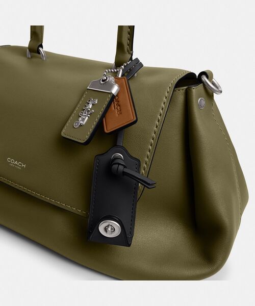 COACH(コーチ)の「スラウチー ローグ トップ ハンドル バッグ(ショルダーバッグ・レディース・グリーン系その他・ONE)」の12枚目の写真